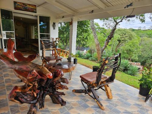 una statua di un uccello seduto su un patio di StoneWoodGrey a Harare