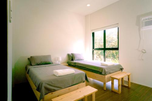 Ένα ή περισσότερα κρεβάτια σε δωμάτιο στο YUHI BEACH HOUSE Batangas