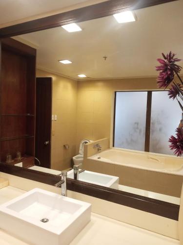 Salle de bains dans l'établissement Coron Gateway Hotel & Suites