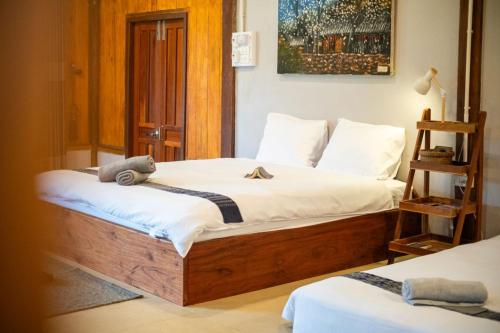 a bedroom with a bed with a stuffed animal on it at Hug Bolaven Homestay and Camping in Ban Nongpèn