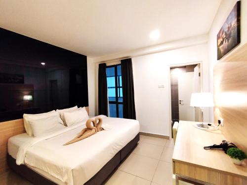 una stanza d'albergo con un letto con un asciugamano sopra di Genting SkyFoggyColdInn2R2B AT Ion Delemen a Resorts World Genting