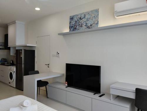 Η κουζίνα ή μικρή κουζίνα στο Urban Riverview Couple Suite - Riverine Kuching