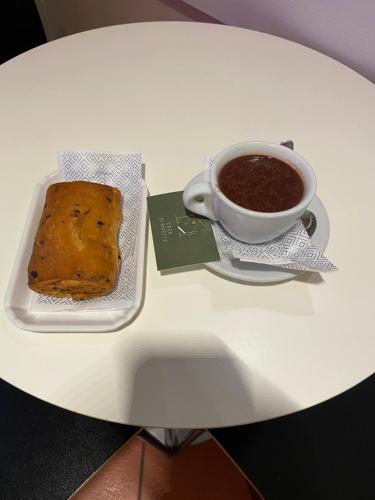 un piatto di torta e una tazza di caffè sul tavolo di Casa Glametto a Barletta