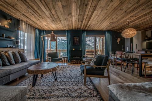 un salon avec un canapé et une table dans l'établissement Marshmallow Lodge - Beautiful appartement ski in and out, à Mussillon