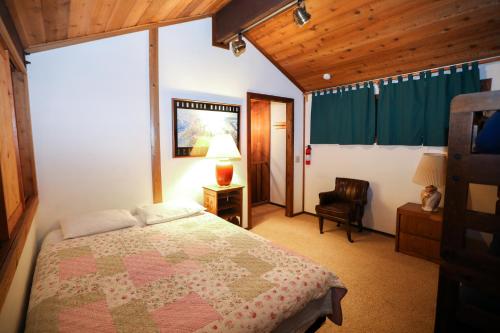 Ένα ή περισσότερα κρεβάτια σε δωμάτιο στο Updated Mammoth condo on Red line
