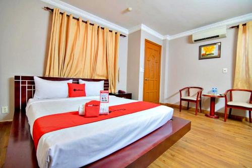 Postel nebo postele na pokoji v ubytování S79 Quynh Giang Airport Hotel