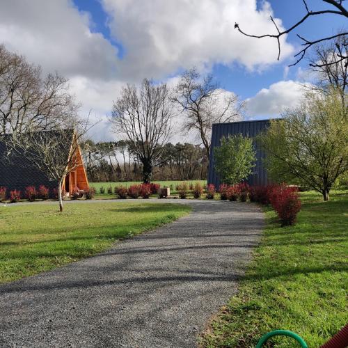 a gravel path leading to a building and a garden at Tipi Cheyenne des monteaux in Vivy
