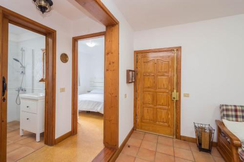 a bathroom with a door leading to a bedroom at Casa Matildita en Valsequillo con amplia terraza in Valsequillo