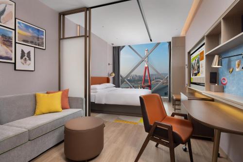 Katil atau katil-katil dalam bilik di Home2 Suite by Hilton Chongqing Wanzhou