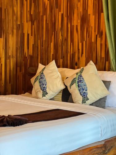 Postel nebo postele na pokoji v ubytování Homebeach Resort เกาะล้าน