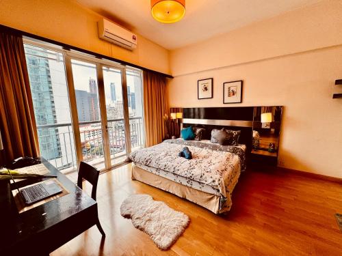 Katil atau katil-katil dalam bilik di 10 Seri Bukit Ceylon 5 minutes to Alor Street Bukit Bintang KLCC Pavilion 2R2B 8 Pax