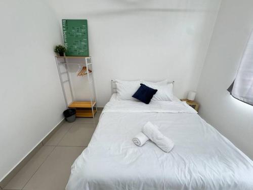 Ένα ή περισσότερα κρεβάτια σε δωμάτιο στο De Home Desaru City 5GWiFi Netflix 40LV2