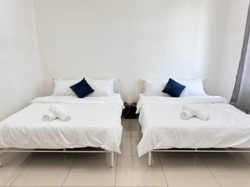 Ένα ή περισσότερα κρεβάτια σε δωμάτιο στο De Home Desaru City 5GWiFi Netflix 40LV2