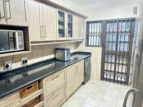 Køkken eller tekøkken på Beachfront home