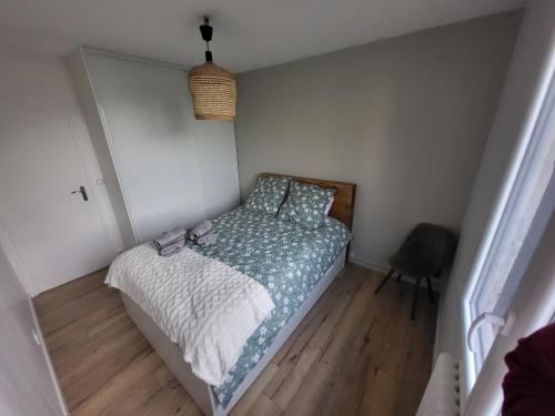une petite chambre avec un lit et une chaise dans l'établissement chambre à louer, à Lyon