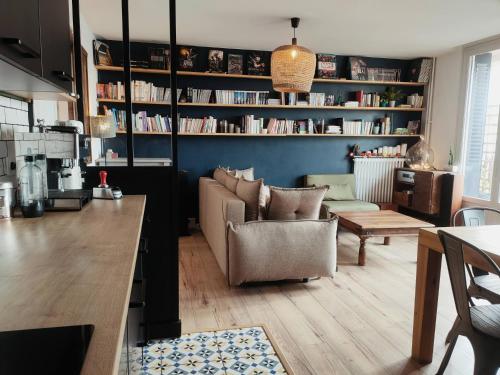 un salon avec un canapé et une table dans l'établissement chambre à louer, à Lyon