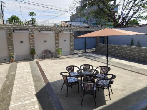 a patio with a table and chairs and an umbrella at Topaz Bed & Breakfast Hotel in San Jose