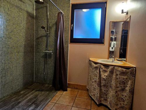 un baño con ducha y lavabo en Le Fayard - Chalet avec terrasse, en Mélisey