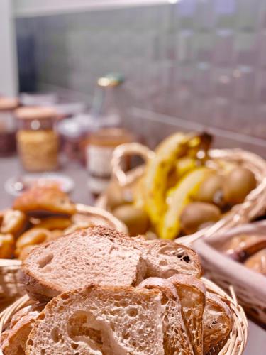 un montón de pan sentado en una mesa en Hôtel Saint-Roch, Saint-Ybard, en Saint-Ybard
