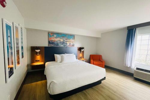a bedroom with a large white bed and a window at La Quinta by Wyndham Birmingham Homewood in Birmingham