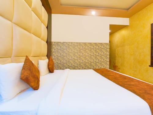 Ένα ή περισσότερα κρεβάτια σε δωμάτιο στο The Royal Galaxy - Hotel in Fateh Sagar Rd