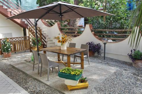 un tavolo e sedie con ombrellone in un patio di House with air conditioning and outdoor private area in Rosignano Marittimo a Rosignano Marittimo