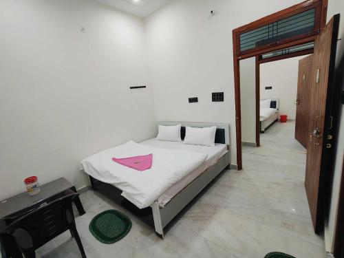 Giường trong phòng chung tại Hotel O by OYO Avantika Palace