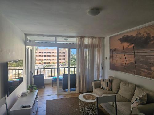 Fayser 301, 2 bedrooms, steps to beach, AC