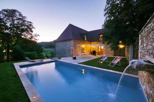 une piscine devant une maison dans l'établissement La Forge maison spacieuse 8 pers Lascaux Sarlat, à Saint-Amand-de-Coly