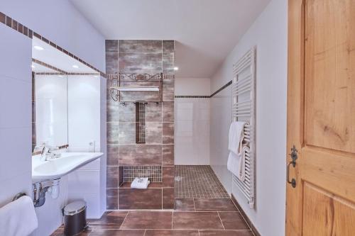 une salle de bain avec lavabo et douche dans l'établissement La Forge maison spacieuse 8 pers Lascaux Sarlat, à Saint-Amand-de-Coly