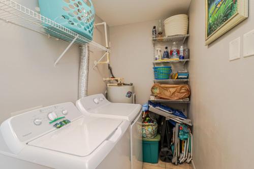een wasruimte met een witte wastafel en een plank bij Seaside at Anastasia D205 in St. Augustine