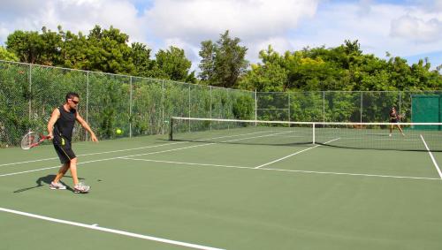 Tennis und/oder Squash in der Unterkunft Carimar Beach Club oder in der Nähe