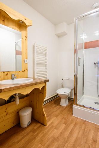 une salle de bain avec un lavabo, des toilettes et une douche dans l'établissement CozySerenity, Orelle & Les 3 Vallées, à Orelle