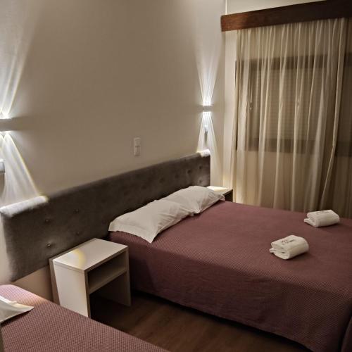 a hotel room with two beds and a window at Hotel S. Gabriel in Porto