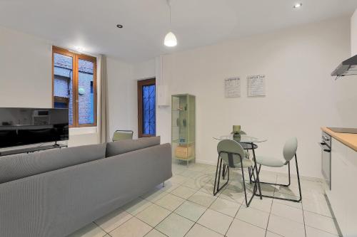un salon avec un canapé et une table dans l'établissement L'Éclat d'Eucalyptus - Appt pour 2 à Saint-Quentin, à Saint-Quentin