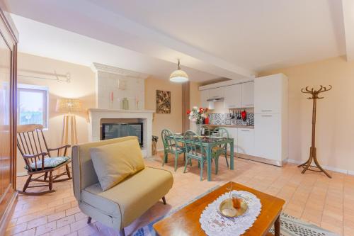 un salon avec une chaise et une table dans l'établissement Gite de la ferme du château 1 - Appt climatisé, à Denezé-sous-Doué