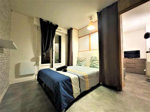 a bedroom with a bed and a window at Logement Entier 2 Pièces Avec Grande Terasse Proche Gare in Melun