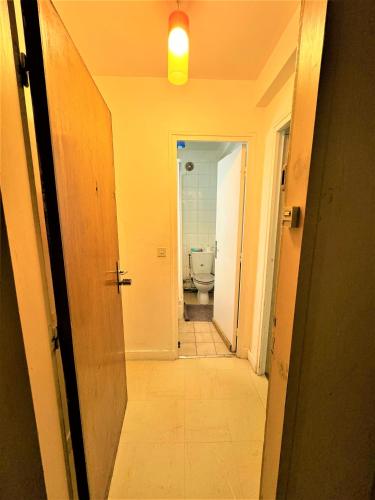 a hallway leading to a bathroom with a toilet at Logement Entier 2 Pièces Avec Grande Terasse Proche Gare in Melun