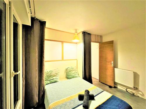 a small bedroom with a bed and a window at Logement Entier 2 Pièces Avec Grande Terasse Proche Gare in Melun