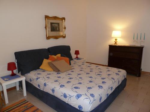 um quarto com uma cama com um edredão azul e branco em Casa Scalo Grande em Acireale