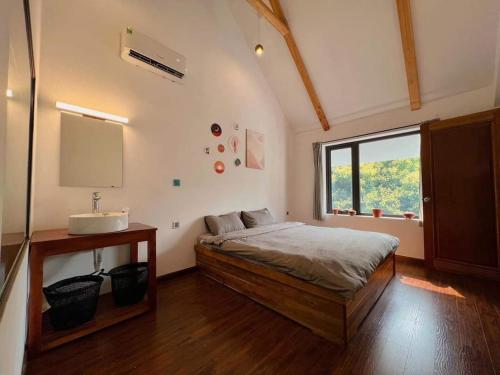Postel nebo postele na pokoji v ubytování Xomhe villa làng cổ đường lâm