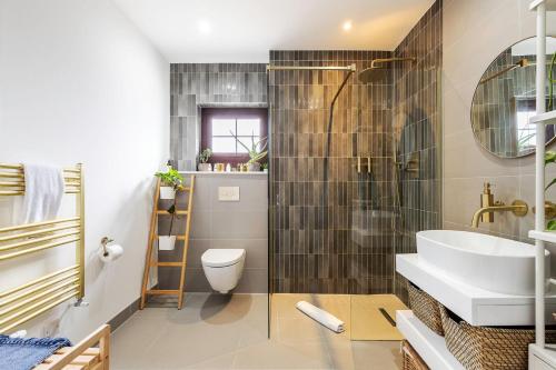 a bathroom with a sink and a toilet and a shower at City View Spacious 2 bedroom Penthouse in London