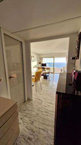 une pièce avec vue sur un salon et une salle à manger dans l'établissement Cannes SEASIDE BEACHFRONT bord de mer, à Cannes