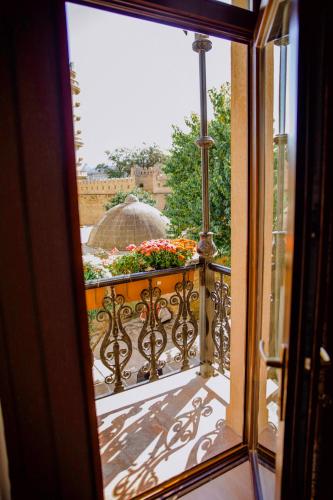 Balcó o terrassa a Royal Antique Boutique Hotel