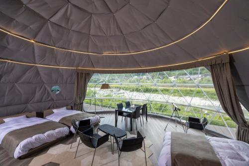 Postel nebo postele na pokoji v ubytování 阿智星降りの宿やま星 Hotel&Glamp YAMABOSHI