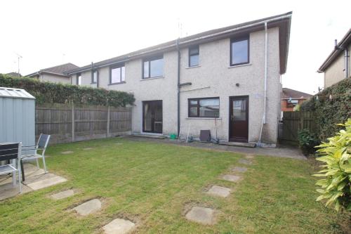 a backyard with a house and a yard withgrass at Burnell in Mullingar