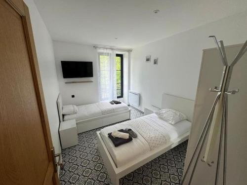 Cette chambre blanche dispose d'un lit et d'un canapé. dans l'établissement L'étoile de Seine 77 Appartement 6, à Dammarie-les-Lys