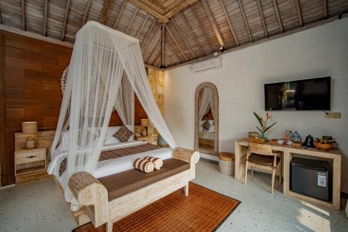 a bedroom with a hammock bed and a desk at Legong Sebatu Villa in Ubud