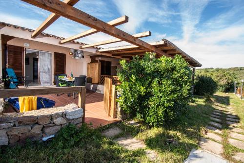 un patio de una casa con pérgola de madera en Sandy Bear Guesthouse - Happy Rentals, en Palau