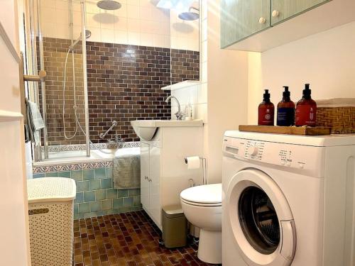 La salle de bains est pourvue de toilettes et d'un lave-linge. dans l'établissement Apartment with Terrace near Parc Des Princes Stadium in 16th arr in Paris, à Paris